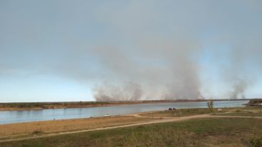 Una cortina de humo en el horizonte frente a Puerto Gaboto.