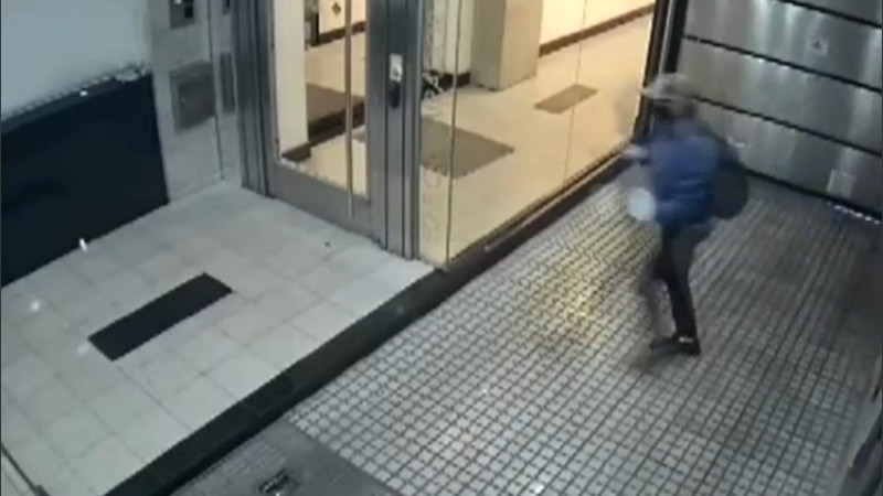 El ladrón quedó filmado en sus robos en el edificio del microcentro de Rosario.