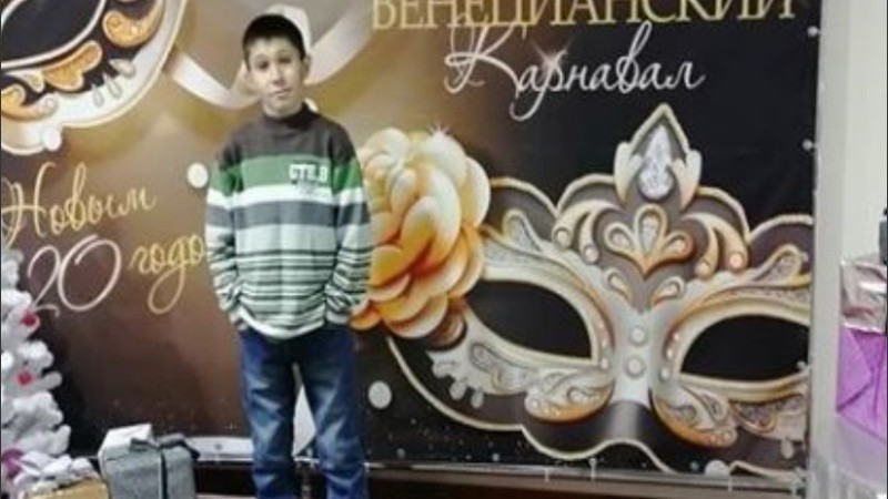 Denís tiene novia y trabaja en una empresa de suministro eléctrico.