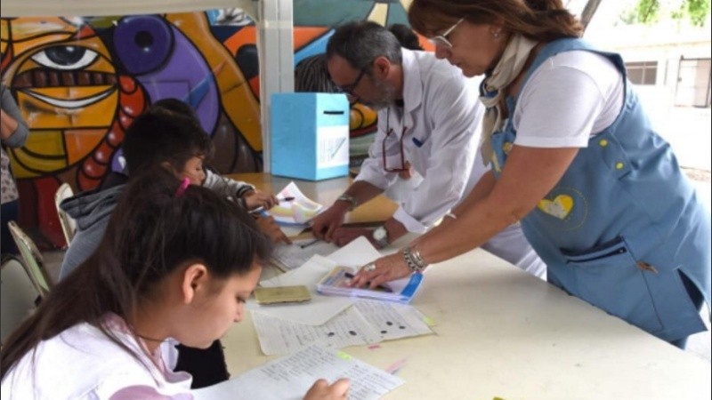 La participación de la comunidad educativa del barrio, en el proceso de elección.