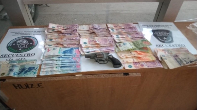 Al arma y dinero secuestrados.