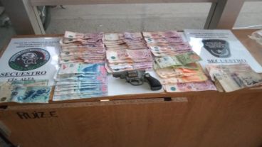 Al arma y dinero secuestrados.