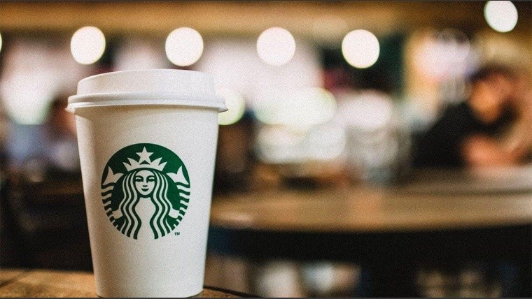 Los típicos vasos de Starbucks, una marca registrada.