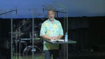 El pastor dijo que su iglesia podía incumplir con las exigencias de llevar mascarilla.