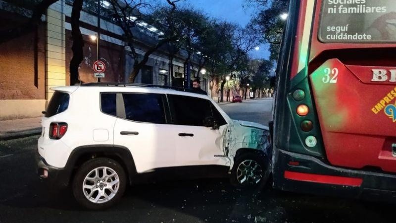 Así quedó su auto contra el colectivo