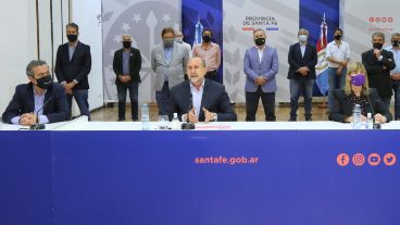 Gesto. Perotti se mostró junto a su vice, Rodenas, el intendente Javkin y senadores.