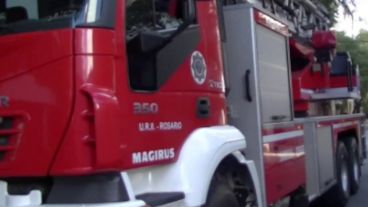 Los bomberos hicieron sonar su sirena y se escuchó en medio del discurso de Perotti.