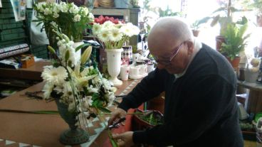 Omar cuidando sus flores antes del coronavirus.