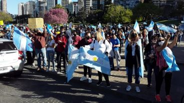 Masiva concurrencia para repudiar al gobierno nacional en el Monumento.