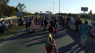 El bloqueo sobre el puente para reclamar contras los incendios y el ecocidio.