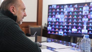 El gobernador mantuvo una reunión vía zoom con los intendentes y presidentes comunales.