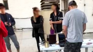 Juntada en la terraza, a pesar de las restricciones por el coronavirus.