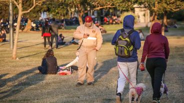 Los espacios verdes se pueden disfrutar pero sin picnics.