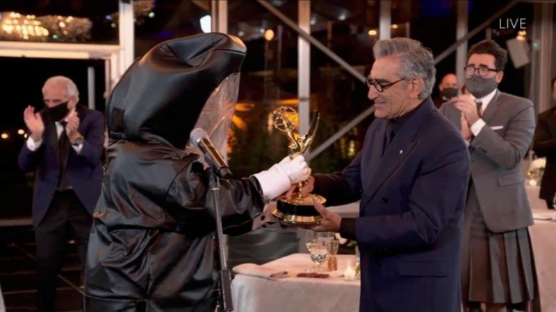 Así recibió Eugene Levy su premio como mejor actor de comedia.
