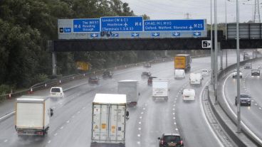 La mujer recibió ayuda de paramédicos en el lugar.