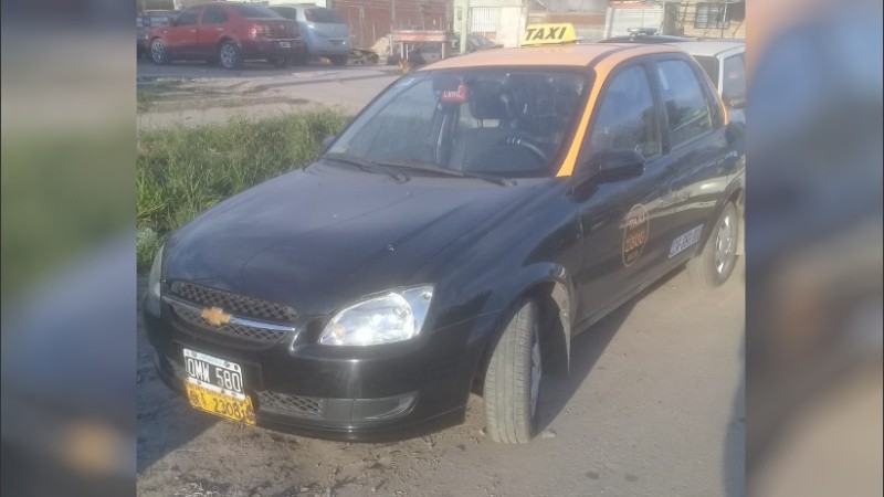 El Corsa que usaron los sicarios para fugarse del lugar donde mataron a Ticiana Espósito.