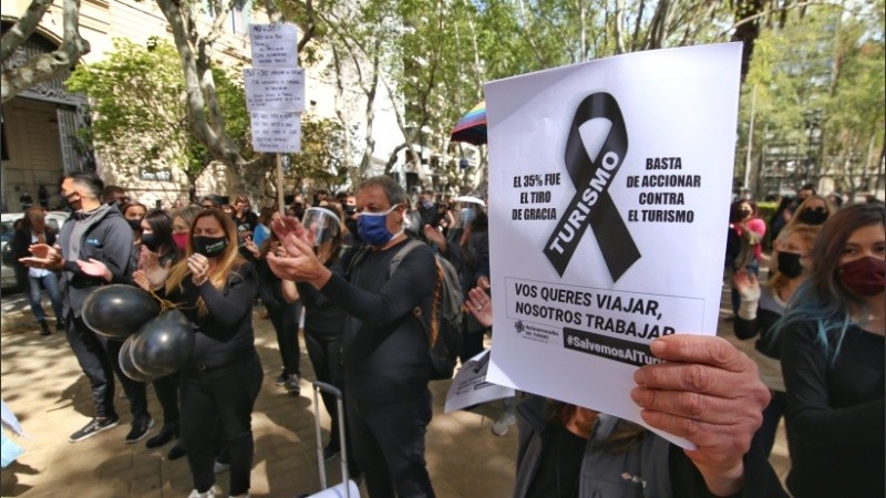 El reclamo del turismo este lunes en la Plaza Pringles. 