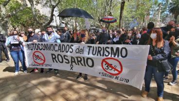 El reclamo del turismo este lunes en la Plaza Pringles.