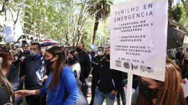 El reclamo del turismo este lunes en la Plaza Pringles.