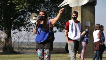 Los agentes municipales con pecheras identificatorias.