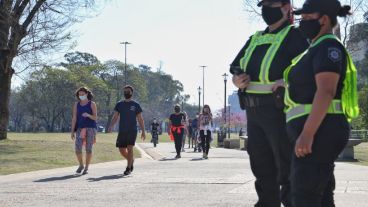 Los policías controlando que nadie se reúna a festejar la primavera.