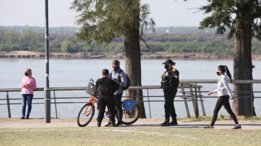 Ciclistas y peatones por la costa central.