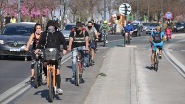 Muchos en bici por la zona del río.