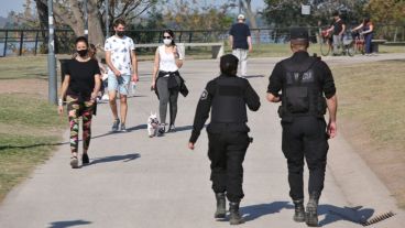 Algunas personas aprovecharon el día de sol para una caminata.