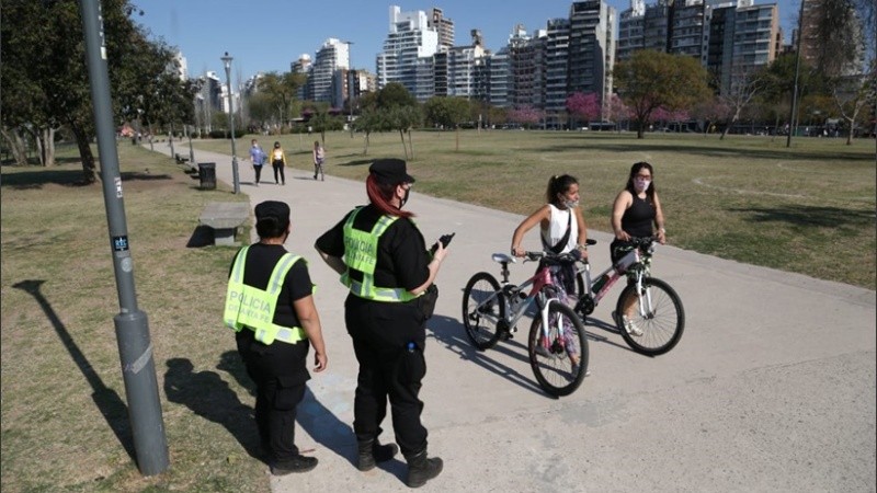 Los policías controlando en los parques.