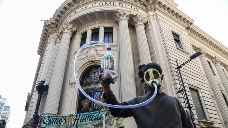 La caravana de la Multisectorial Humedales desplazándose por el centro de Rosario.