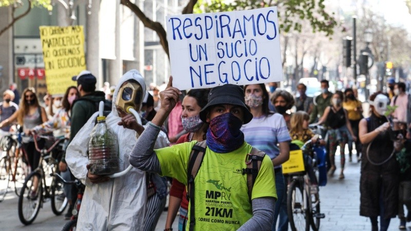 La caravana de la Multisectorial Humedales desplazándose por el centro de Rosario.