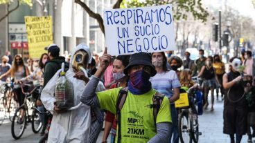 La caravana de la Multisectorial Humedales desplazándose por el centro de Rosario.