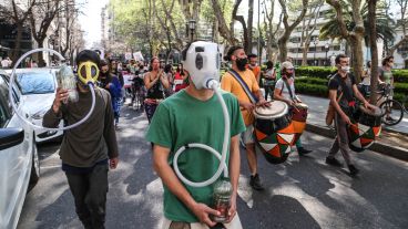 La caravana de la Multisectorial Humedales desplazándose por el centro de Rosario.