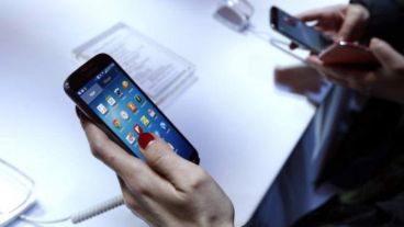 El usuario definirá la fecha y hora que quiere colocar en su celular.