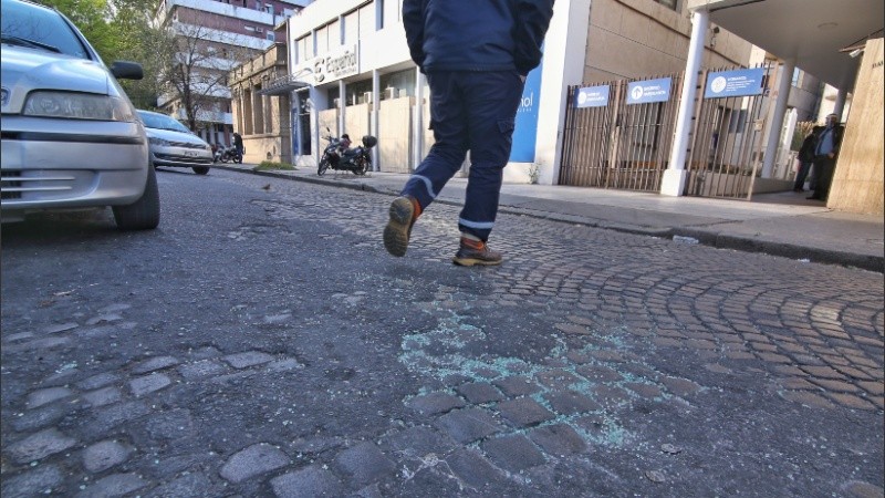 Vidrios rotos de la ventanilla del Chevrolet robado. 