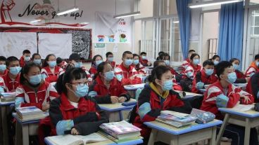 El profesor y el director de la escuela están suspendidos.