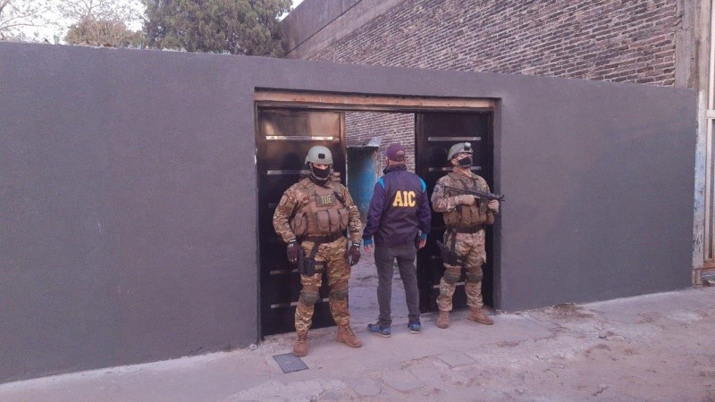 En uno de los operativos detuvieron al presunto autor material del ataque.