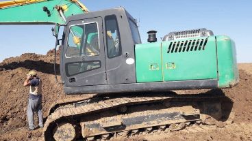 La pesada máquina trabajando en la zona de islas.