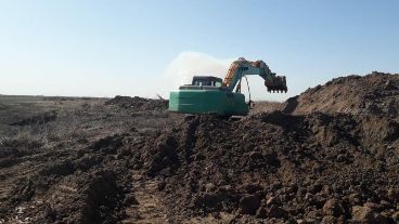 La pesada máquina trabajando en la zona de islas.