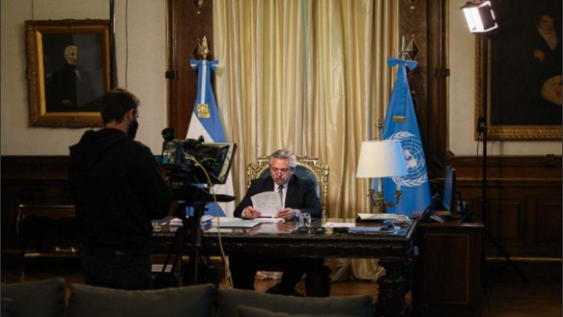 Alberto Fernández pronunciando su discurso en la Asamblea virtual de la ONU.