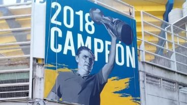 El DT fue retratado sobre la puerta 5 del Gigante.