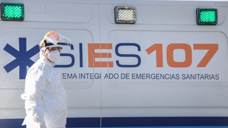 La espera de ambulancias en sanatorios preocupa en Rosario.