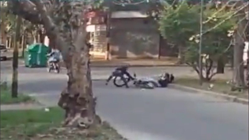La ciclista ya fue tumbada y uno de los delincuentes se lleva su bici.