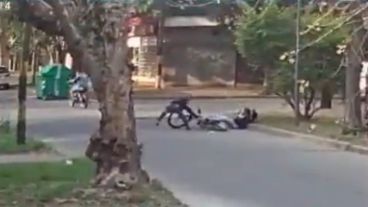 La ciclista ya fue tumbada y uno de los delincuentes se lleva su bici.