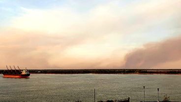 Algunos de los focos se podían apreciar desde la costanera rosarina.