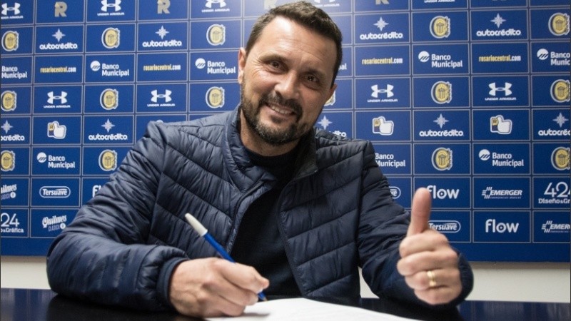 Ordóñez, al firmar su contrato.