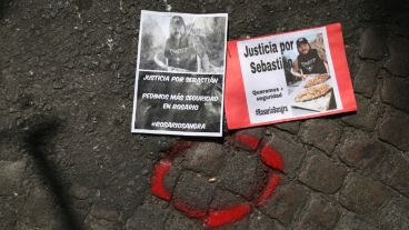 Los carteles pidiendo justicia por el Oso y la bala que encontraron los amigos.