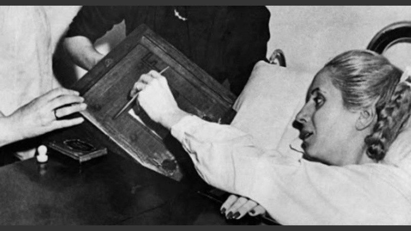 Eva Perón votando por primera vez desde el hospital donde estaba internada por su enfermedad