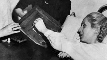 Eva Perón votando por primera vez desde el hospital donde estaba internada por su enfermedad