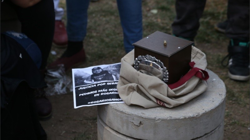 La urna con las cenizas de Sebastián Cejas y la bala encontrada en el lugar del crimen. 